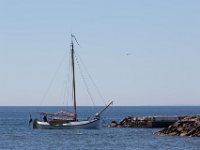 1 02  Segelbåt på väg in i Torsö hamn